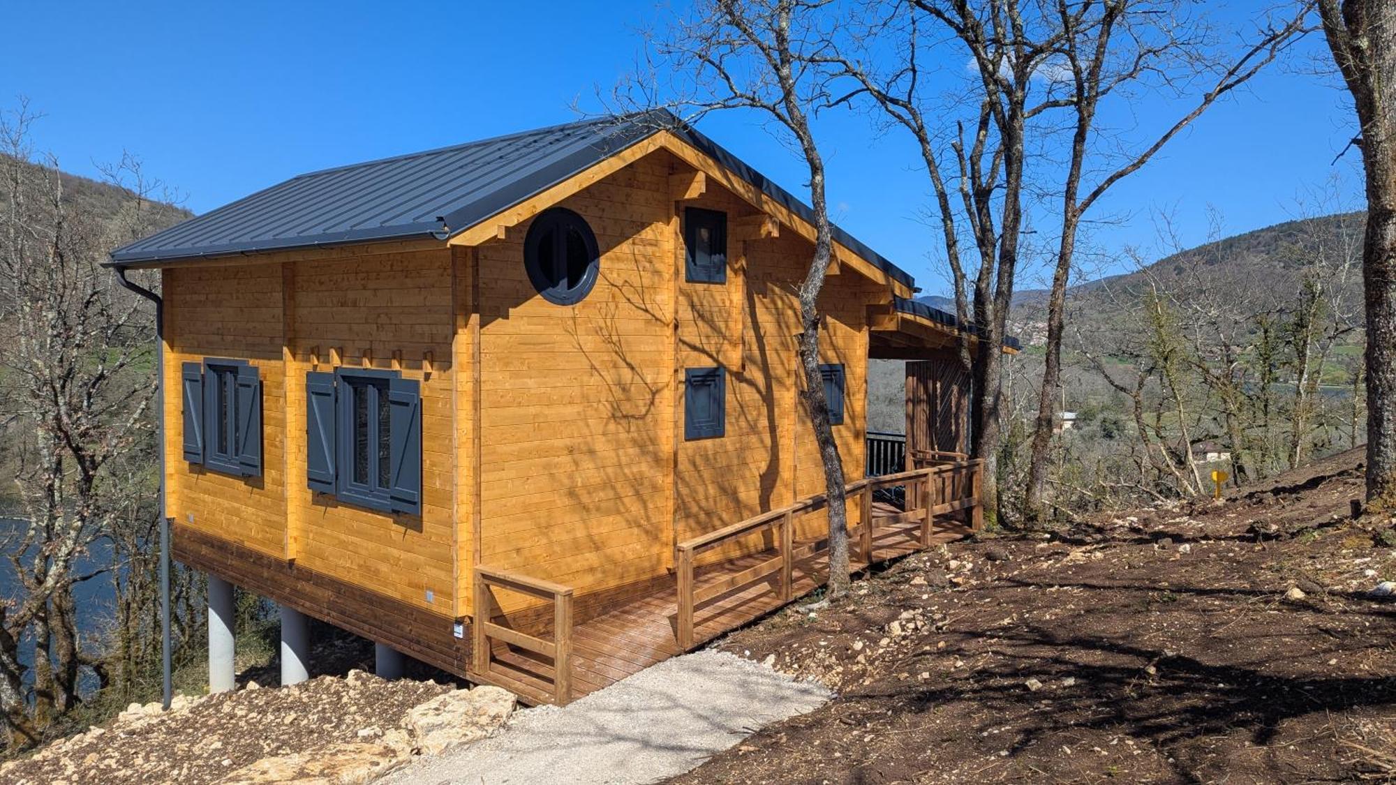 Cabanes Et Lodges Du Belvedere Serrieres-sur-Ain Kültér fotó